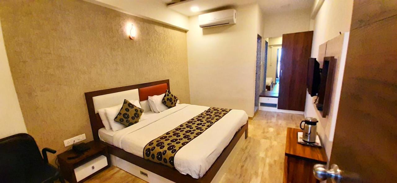 Hotel Tulip Plaza Ahmedabad Ngoại thất bức ảnh
