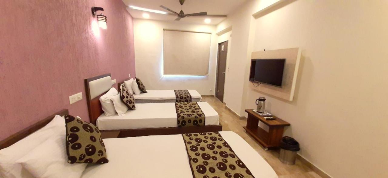 Hotel Tulip Plaza Ahmedabad Ngoại thất bức ảnh