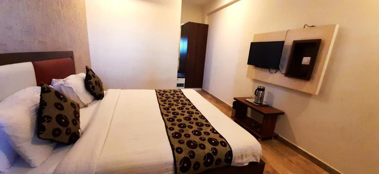 Hotel Tulip Plaza Ahmedabad Ngoại thất bức ảnh