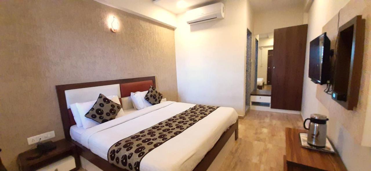 Hotel Tulip Plaza Ahmedabad Ngoại thất bức ảnh