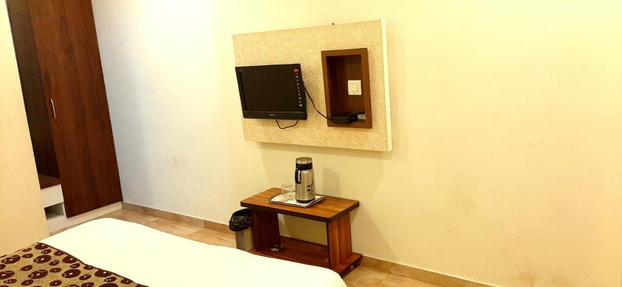Hotel Tulip Plaza Ahmedabad Ngoại thất bức ảnh