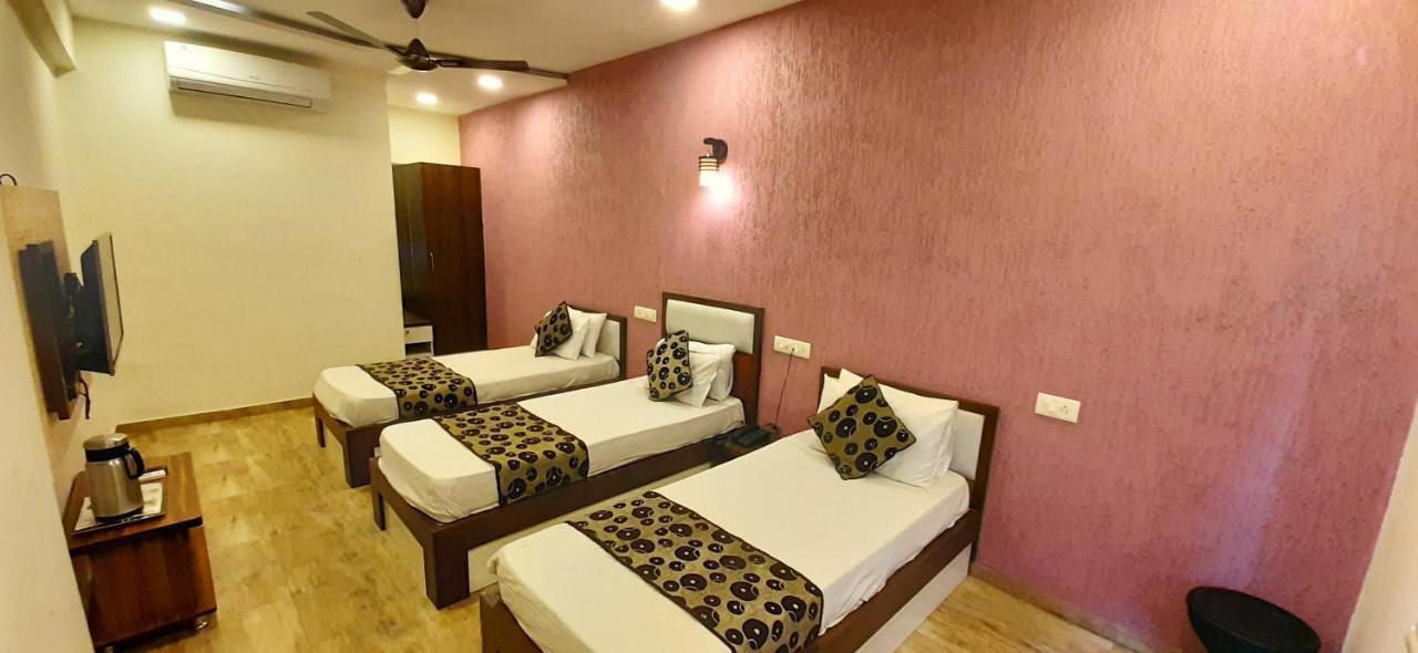 Hotel Tulip Plaza Ahmedabad Ngoại thất bức ảnh