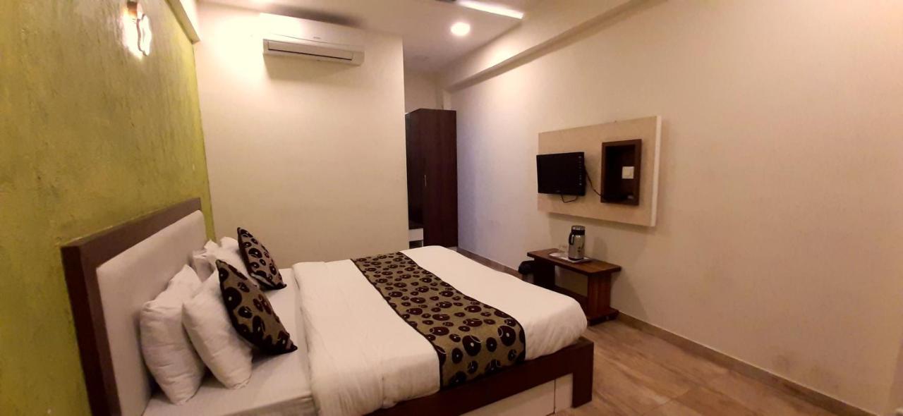 Hotel Tulip Plaza Ahmedabad Ngoại thất bức ảnh