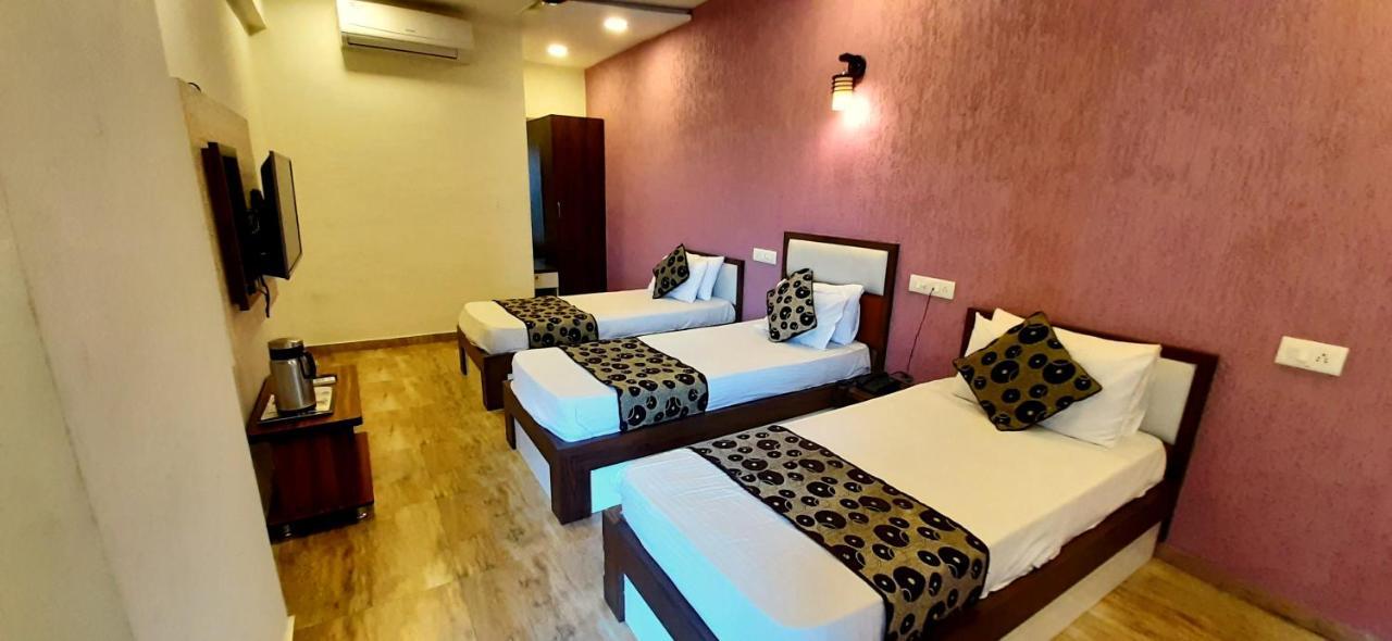 Hotel Tulip Plaza Ahmedabad Ngoại thất bức ảnh